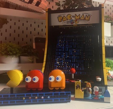 Image of the characters in front of the Lego Pac Man Arcade Set 10323